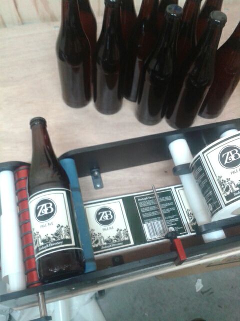 Flaschen etikettieren